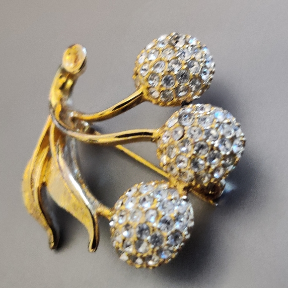 Vintage Dazzling Cherry Bunch Brooch - Picture 11 of 16